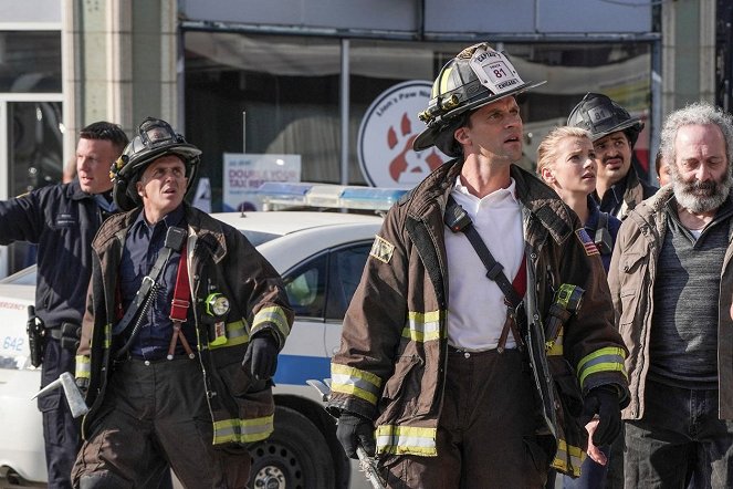 Chicago Fire - Pakt z diabłem - Z filmu - David Eigenberg, Jesse Spencer, Kara Killmer, Yuriy Sardarov