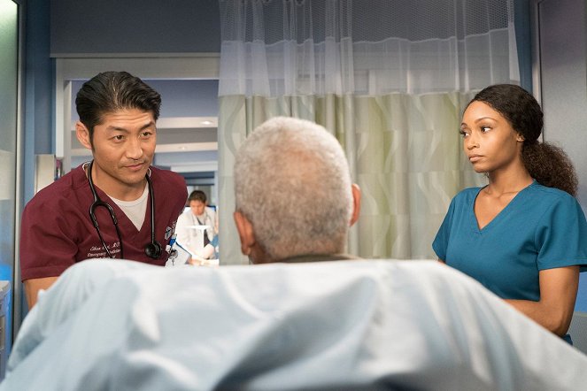 Chicago Med - Nothing to Fear - Photos - Brian Tee, Yaya DaCosta