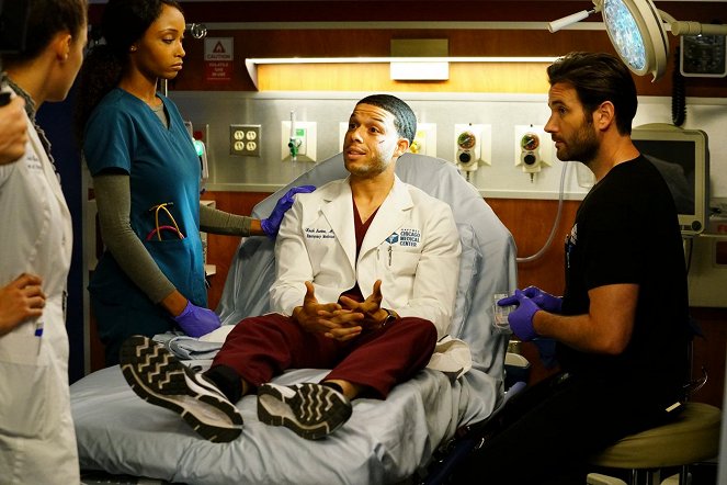 Chicago Med - Mountains and Molehills - Photos - Yaya DaCosta, Roland Buck III, Colin Donnell