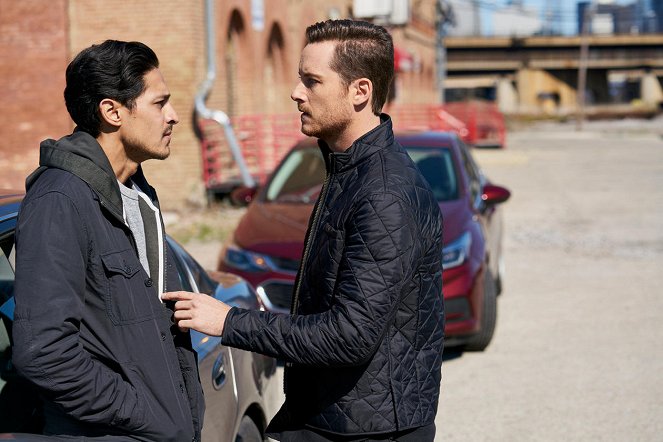 Chicago P.D. - Care Under Fire - Photos - Carlos Miranda, Jesse Lee Soffer