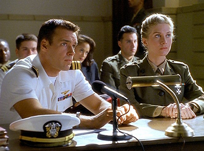 JAG - Season 3 - The Court-Martial of Sandra Gilbert - Kuvat elokuvasta - David James Elliott, Anne-Marie Johnson, Elizabeth Mitchell