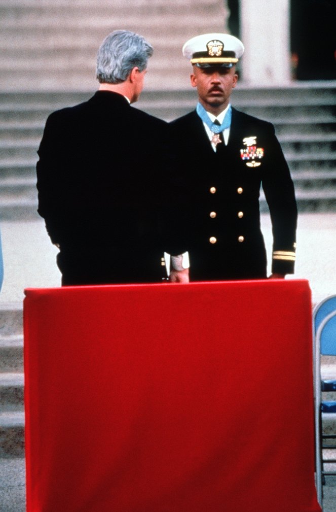 JAG - Vojenská generálna prokuratúra - Above and Beyond - Z filmu - Montel Williams