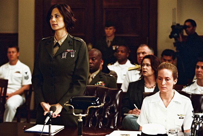 JAG - Wojskowe Biuro Śledcze - Season 9 - Przesypywanie piasku - Z filmu - Catherine Bell, Kim Myers