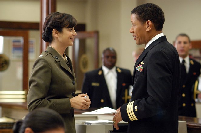 JAG - Vojenská generálna prokuratúra - One Big Boat - Z filmu - Catherine Bell, Scott Lawrence