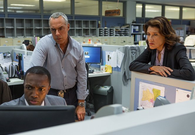 Bosch - Season 2 - The Thing About Secrets - Photos - Jamie Hector, Titus Welliver, Amy Aquino