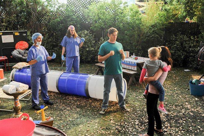 Raising Hope - Season 4 - Adoption - Photos - Gregg Binkley, Todd Giebenhain, Lucas Neff