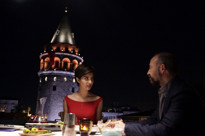 İstanbul Kırmızısı - Filmfotók - Tuba Büyüküstün, Halit Ergenç