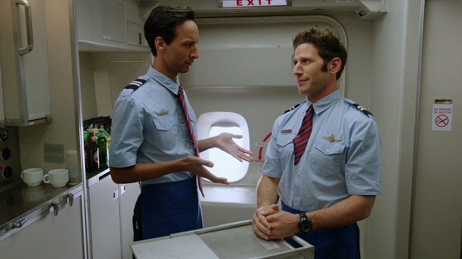 Larry Gaye: Renegade Male Flight Attendant - Van film - Danny Pudi, Mark Feuerstein