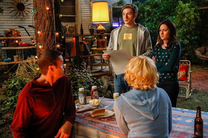 Raising Hope - Extreme Howdy's Makeover - Photos - Lucas Neff, Shannon Woodward