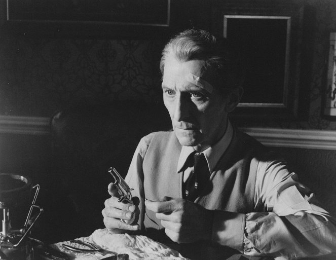 The Satanic Rites of Dracula - Filmfotók - Peter Cushing