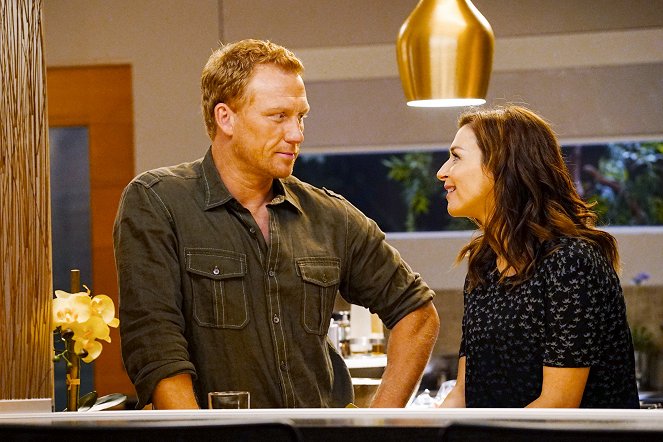 Grey's Anatomy - Catastrophe and the Cure - Photos - Kevin McKidd, Caterina Scorsone