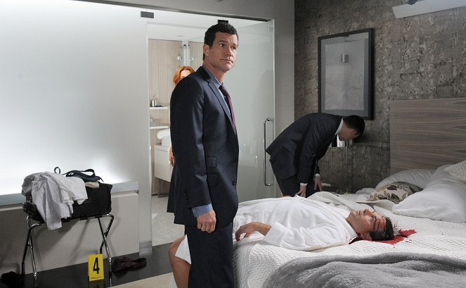 Unforgettable - Season 1 - Check Out Time - Photos - Dylan Walsh