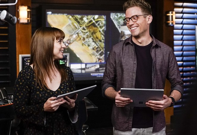 NCIS: Los Angeles - Tidings We Bring - De la película - Renée Felice Smith, Barrett Foa