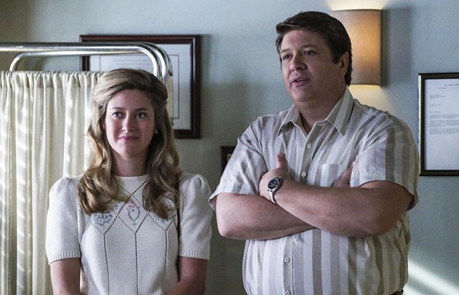 Young Sheldon - Ein Aufnäher, ein Modem und ein Magengeschwür - Filmfotos - Zoe Perry, Lance Barber