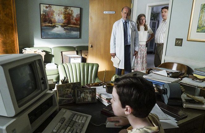 Young Sheldon - A Patch, a Modem, and a Zantac - Van film - Iain Armitage, Dave Florek, Zoe Perry, Lance Barber