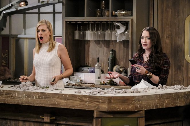2 Broke Girls - And the Himmicane - Photos - Beth Behrs, Kat Dennings