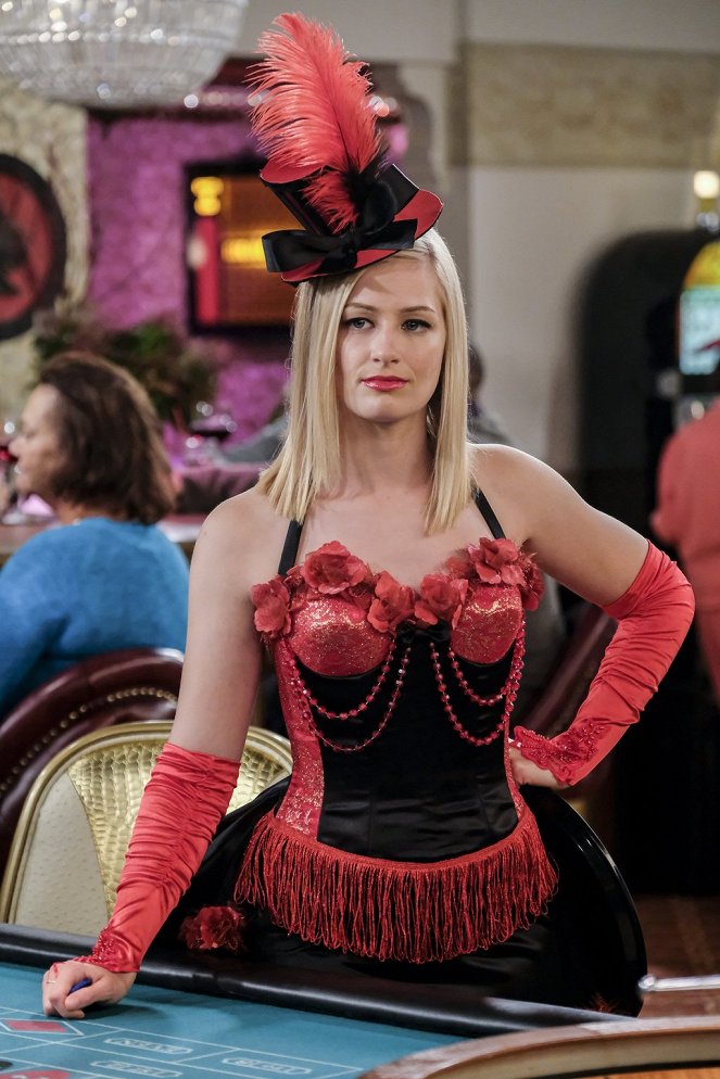 2 Broke Girls - And the Riverboat Runs Through It - Photos - Beth Behrs