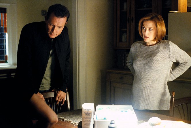 The X-Files - Season 8 - Essence - Photos - Robert Patrick, Gillian Anderson
