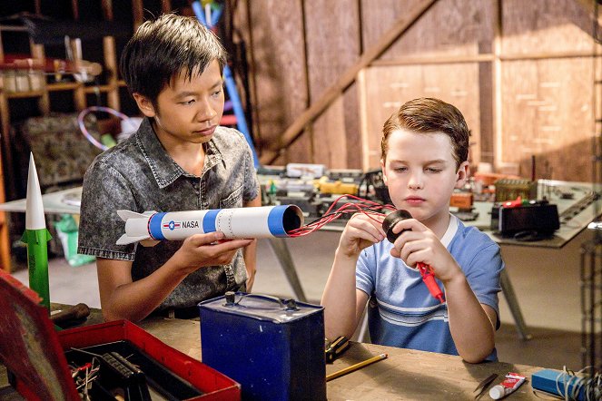 Az ifjú Sheldon - Season 1 - Rakéták, kommunisták és a Dewey decimális rendszer - Filmfotók - Ryan Phuong, Iain Armitage