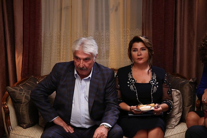 Aile Arasında - Kuvat elokuvasta