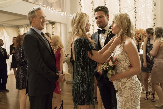 Arrow - Irreconcilable Differences - Photos - Tom Amandes, Charlotte Ross, Stephen Amell, Emily Bett Rickards