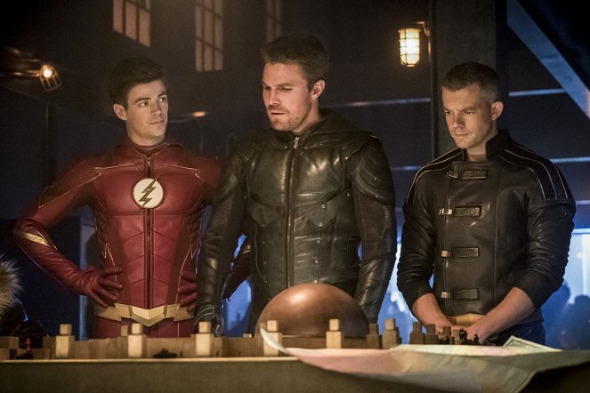 The Flash - Crisis on Earth-X, Part 3 - Van film - Grant Gustin, Stephen Amell, Russell Tovey