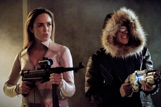 The Flash - Crisis on Earth-X, Part 3 - Photos - Caity Lotz, Wentworth Miller