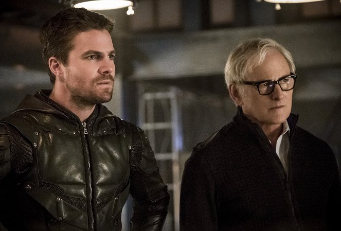 The Flash - Crisis on Earth-X, Part 3 - Van film - Stephen Amell, Victor Garber