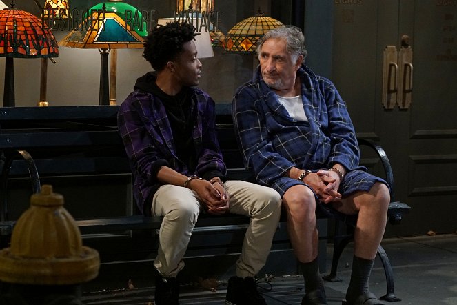 Superior Donuts - Crime Time - Photos - Jermaine Fowler, Judd Hirsch