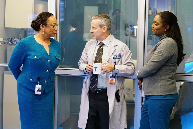 Nemocnice Chicago Med - Ties That Bind - Z filmu - S. Epatha Merkerson, Eddie Jemison, Marlyne Barrett