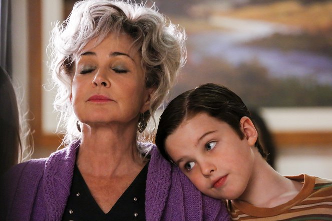 Young Sheldon - Poker, Face, and Eggs - Van film - Annie Potts, Iain Armitage
