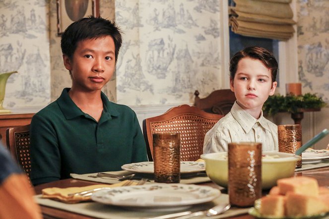 Młody Sheldon - Poker, wiara i jajka - Z filmu - Ryan Phuong, Iain Armitage