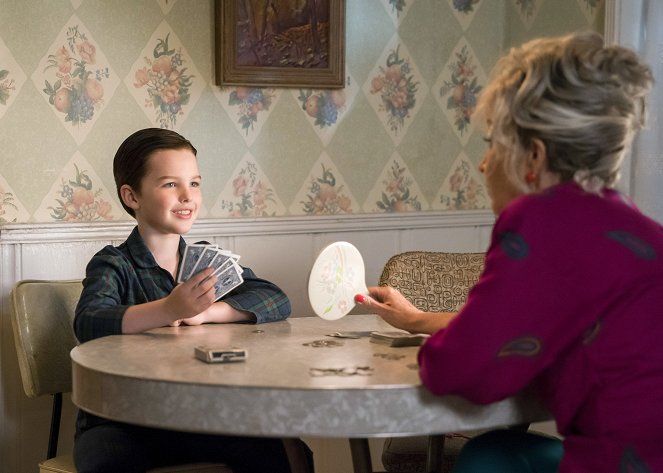 Mladý Sheldon - Poker, víra a vajíčka - Z filmu - Iain Armitage, Annie Potts