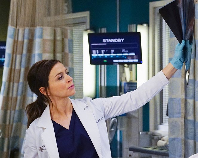 Grey's Anatomy - Season 13 - I Ain't No Miracle Worker - Photos - Caterina Scorsone
