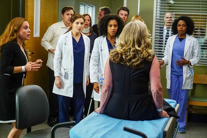 Grey's Anatomy - Season 13 - I Ain't No Miracle Worker - Photos - Caterina Scorsone, Kelly McCreary, Jerrika Hinton