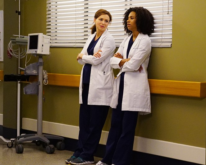 Grey's Anatomy - Season 13 - I Ain't No Miracle Worker - Photos - Caterina Scorsone, Kelly McCreary