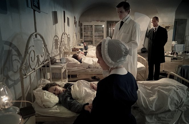 A Charité kórház - Irgalmasság - Filmfotók - Alicia von Rittberg, Maximilian Meyer-Bretschneider