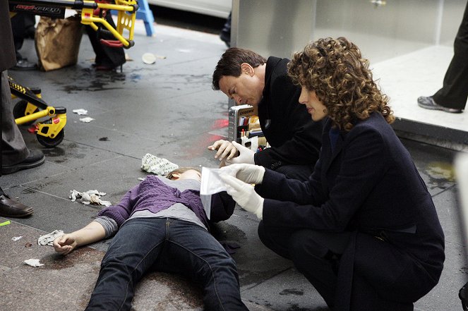 CSI: Kryminalne zagadki Nowego Jorku - Igranie z zapałkami - Z filmu - Gary Sinise, Melina Kanakaredes