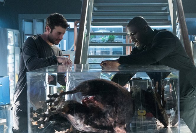 Zoo - Season 3 - Welcome to Terra Dome - Photos - James Wolk, Nonso Anozie