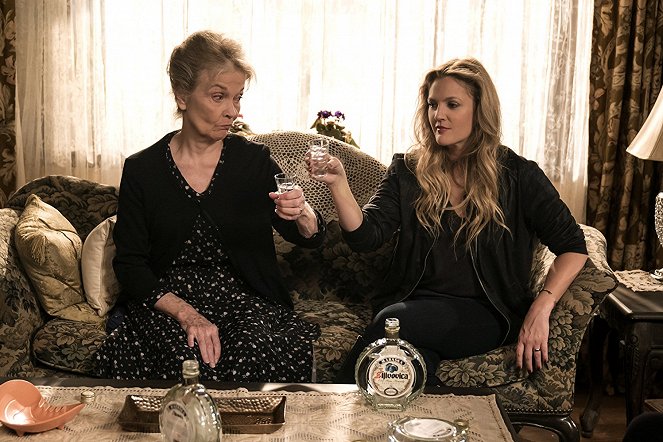 Santa Clarita Diet - Baka, žluč a baseballové pálky - Z filmu - Drew Barrymore