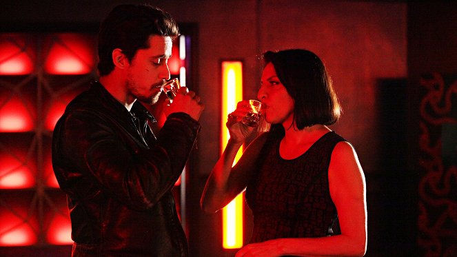 Queen of the South - This Thing That is Ours - Photos - Peter Gadiot, Veronica Falcón