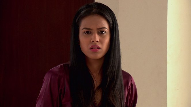 Jamai Raja - Do filme - Nia Sharma