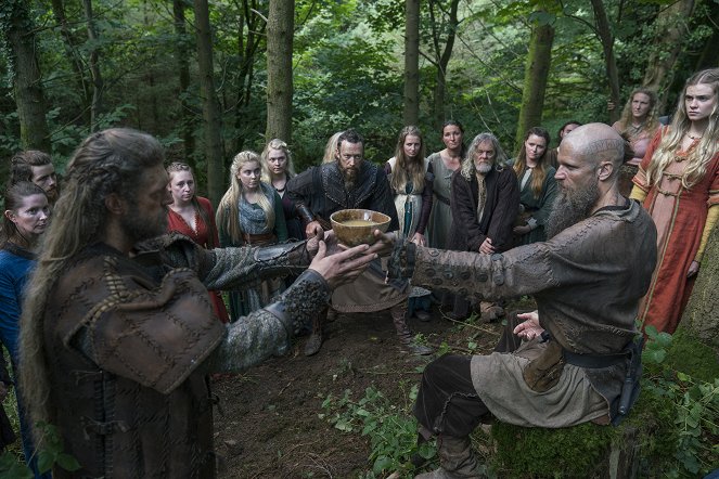 Vikings - Season 5 - The Prisoner - Photos - Adam Copeland, Gustaf Skarsgård