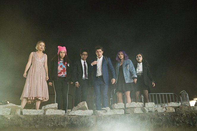 Marvel's Runaways - Doomsday - Filmfotók - Virginia Gardner, Allegra Acosta, Rhenzy Feliz, Gregg Sulkin, Ariela Barer, Lyrica Okano