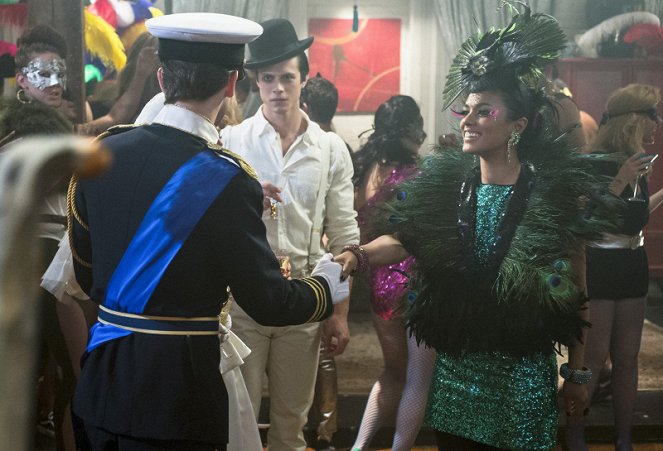 The Carrie Diaries - Fright Night - Photos