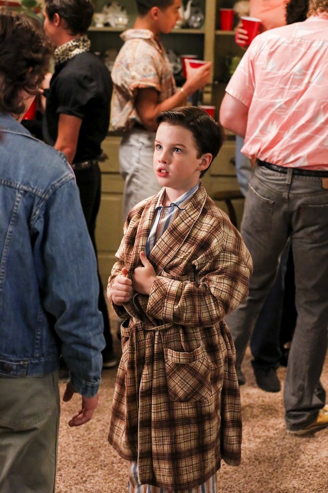 Young Sheldon - Season 1 - A Solar Calculator, a Game Ball, and a Cheerleader's Bosom - Photos - Iain Armitage