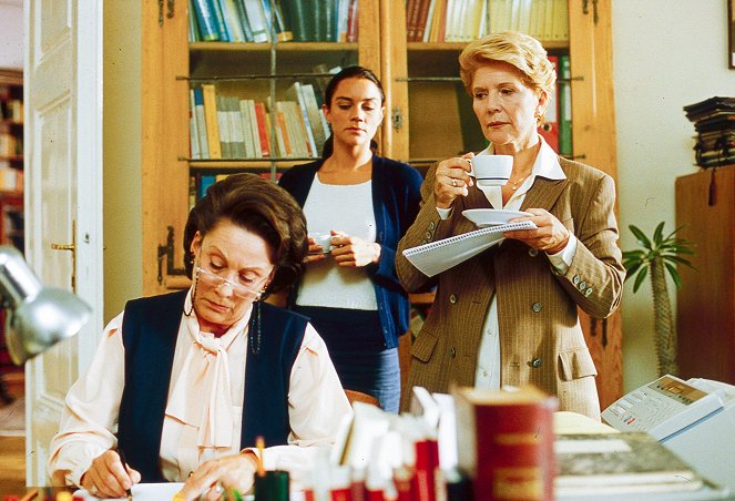 Julia - Eine ungewöhnliche Frau - Season 1 - Klare Entscheidungen - Van film - Hertha Schell, Kristina Bangert, Christiane Hörbiger