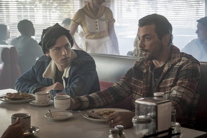 Riverdale - Chapter Twenty One: House of the Devil - Photos - Cole Sprouse, Skeet Ulrich