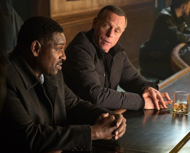 Chicago P.D. - Chasing Monsters - Photos - Mykelti Williamson, Jason Beghe