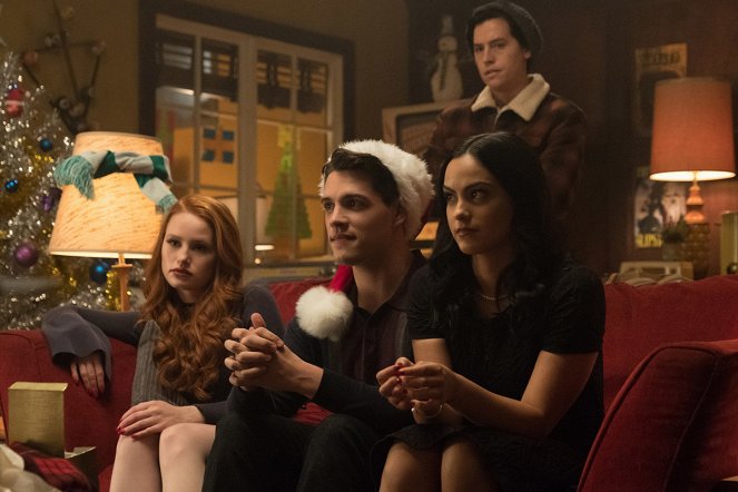 Riverdale - Chapter Twenty Two: Silent Night, Deadly Night - Photos - Madelaine Petsch, Casey Cott, Camila Mendes